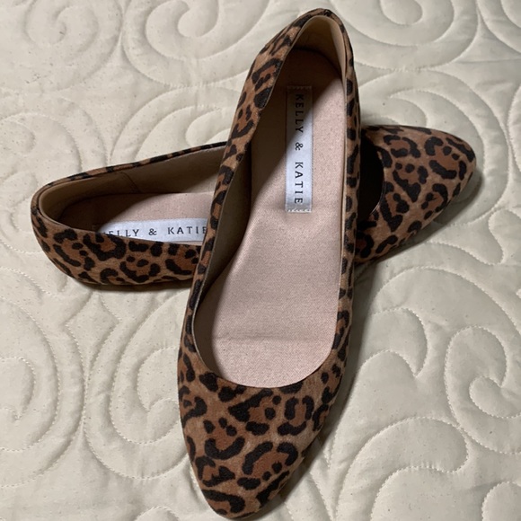 Leopard print suede flats. New condition. Size 7 - Picture 2 of 6
